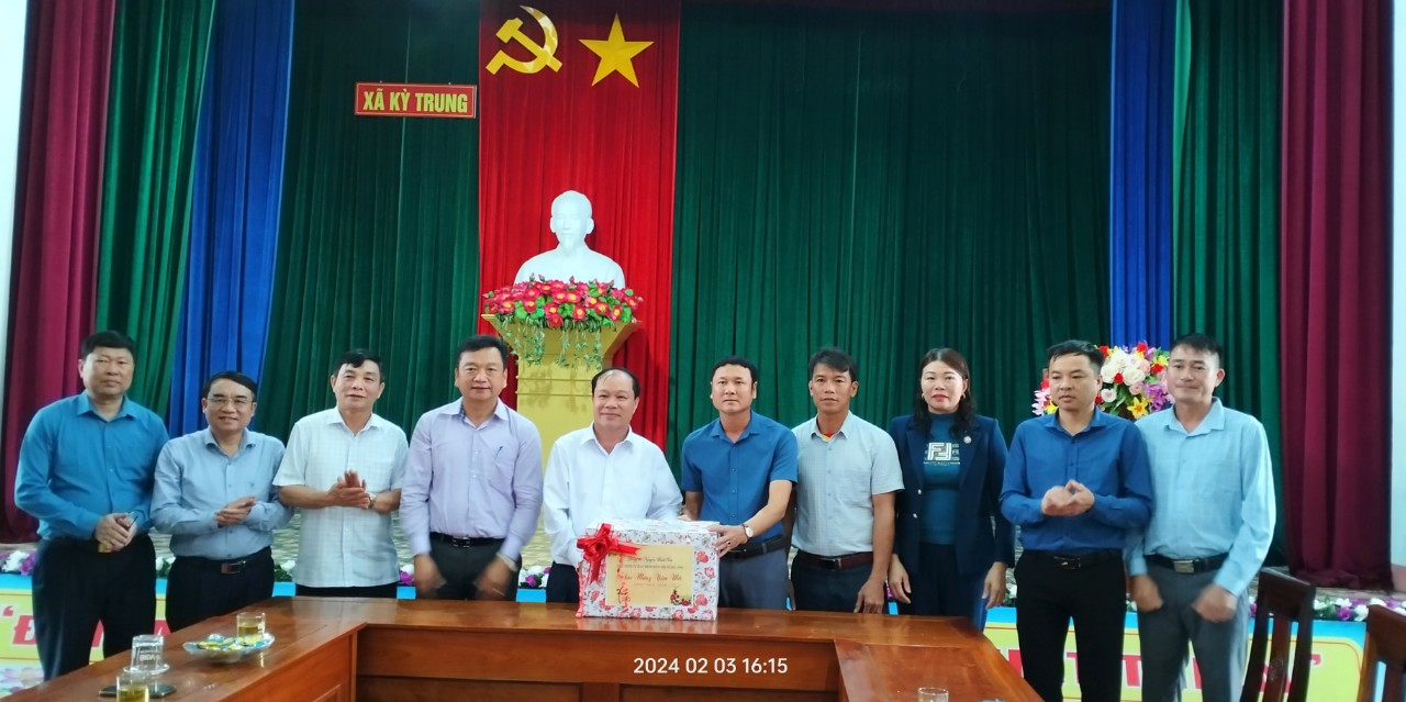 Tiếp nhận 50 suất quà trị giá 25.000.000 đồng do đồng chí Nguyễn Hoài Sơn - Chủ tịch UBND Thị xã Kỳ Anh trao tặng